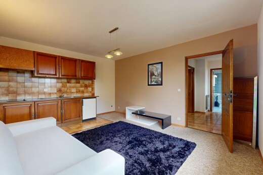 salon avec inside property, drywall, cloison sèche, baseboards wall, et plinthes murales