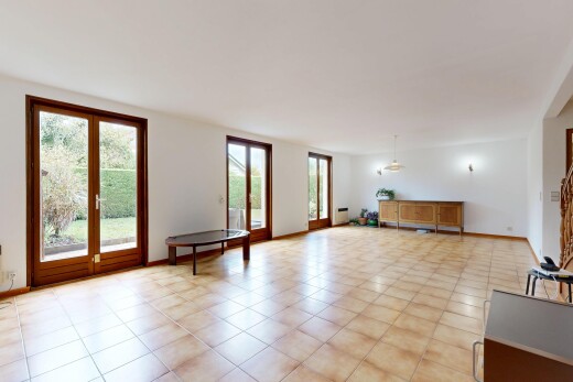 pièce vide avec natural light, lumière naturelle, drywall, cloison sèche, et inside property