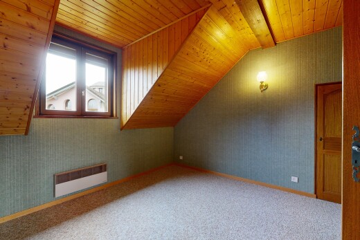 pièce vide avec wood ceiling, plafond en bois, natural light, lumière naturelle, et pièce supplémentaire