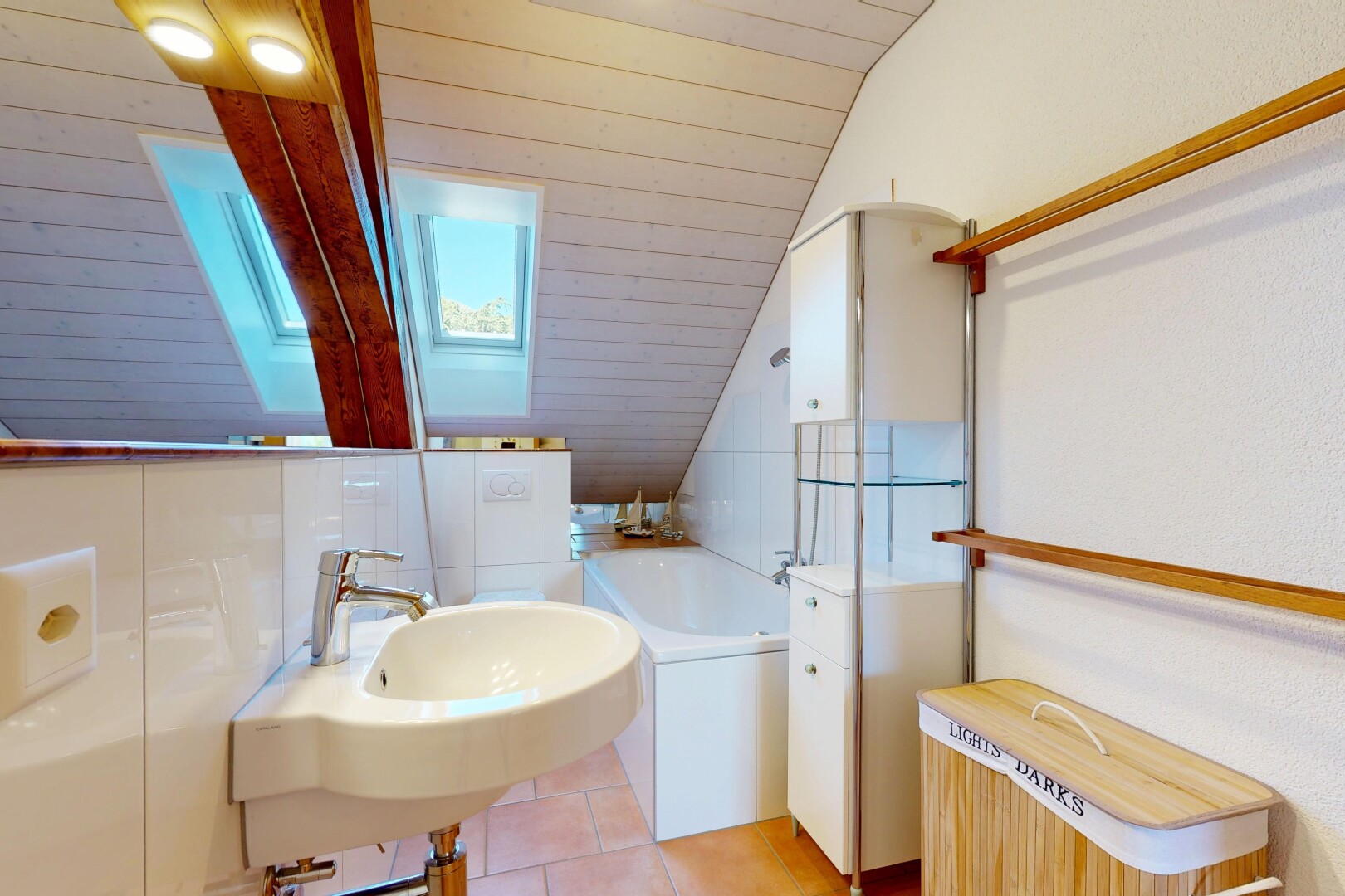 salle de bains avec miroir, salle de bain complète, évier, vaulted ceiling, et plafond voûté