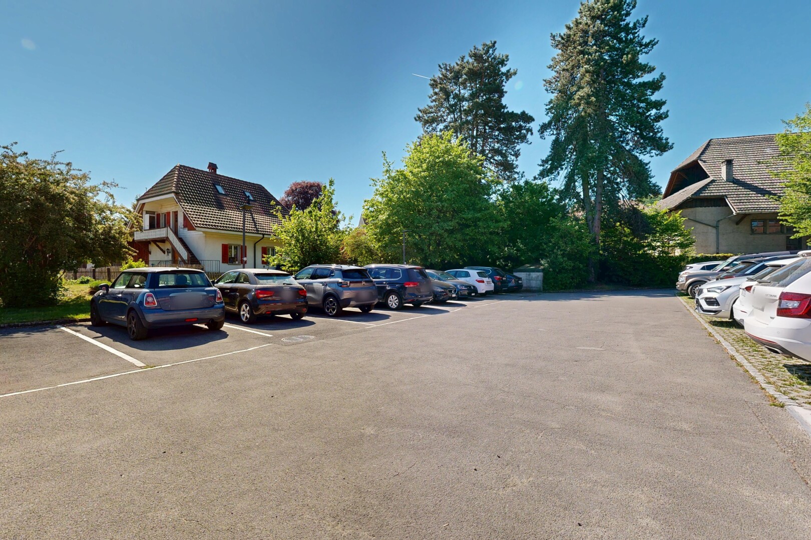 extérieur du bâtiment avec day time et parking