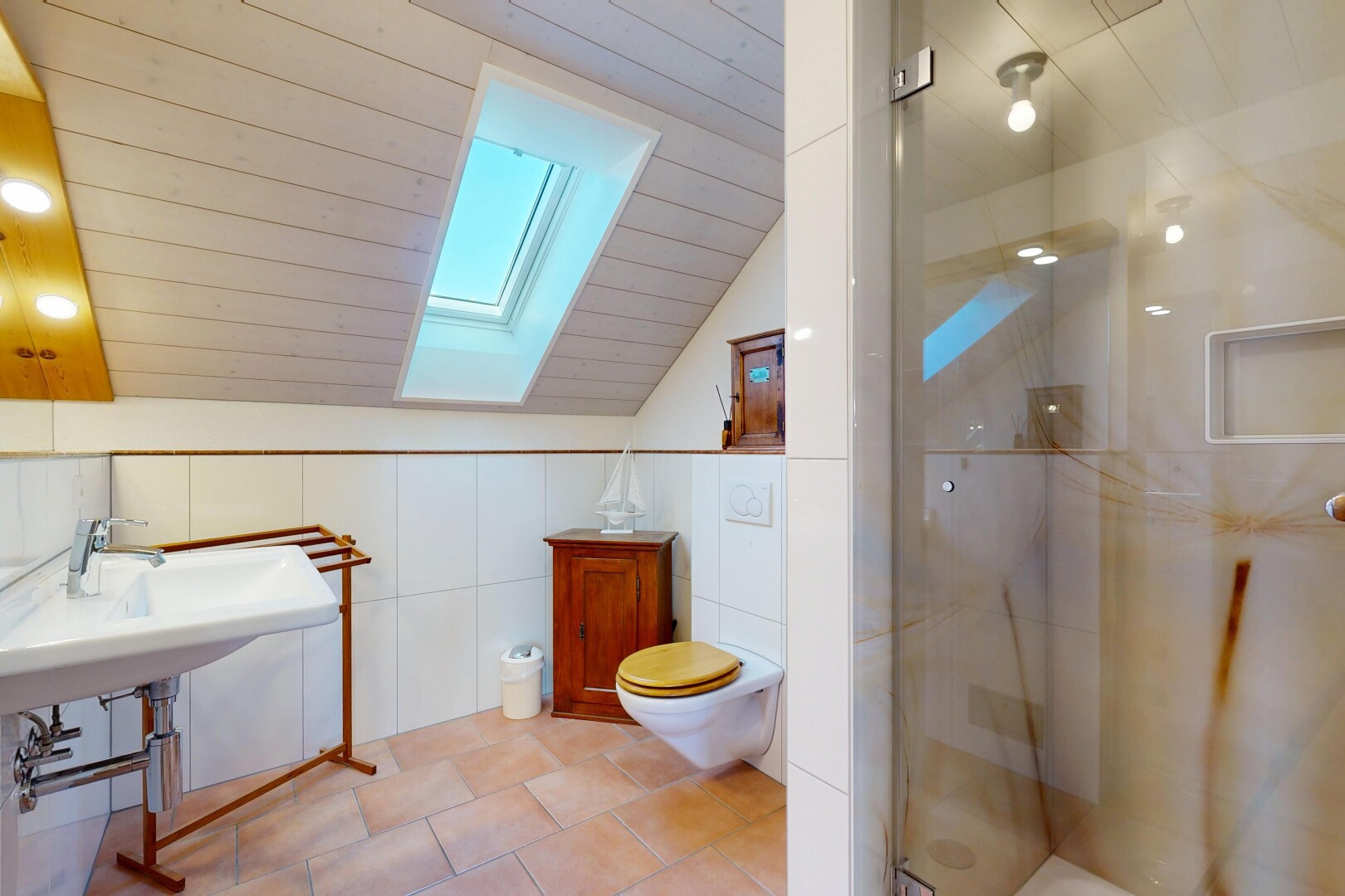 salle de bains avec puits de lumière, douche, salle de bain complète, vaulted ceiling, et plafond voûté