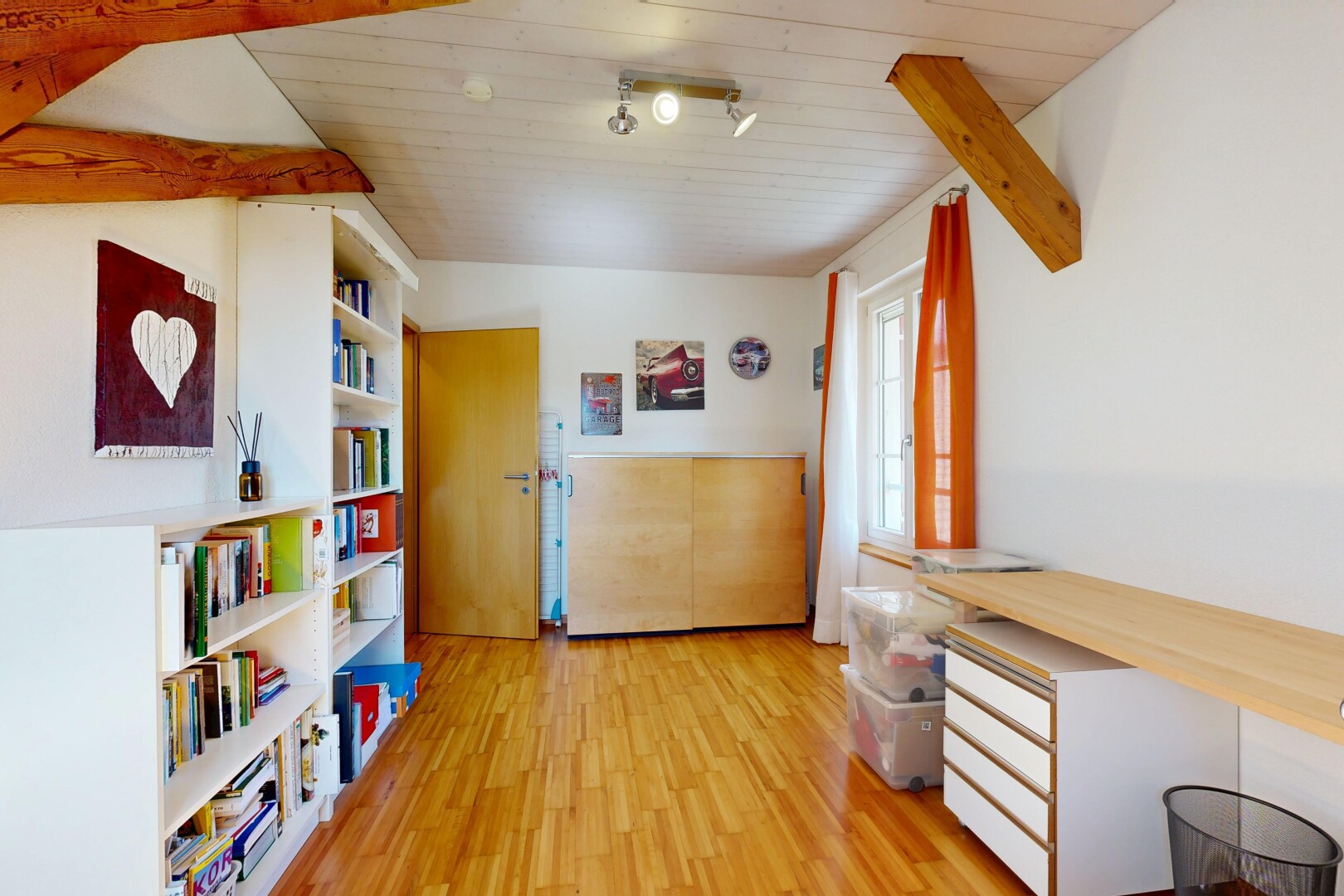 couloir avec inside property, sol en finition bois, wood finish floor, cloison sèche, et drywall