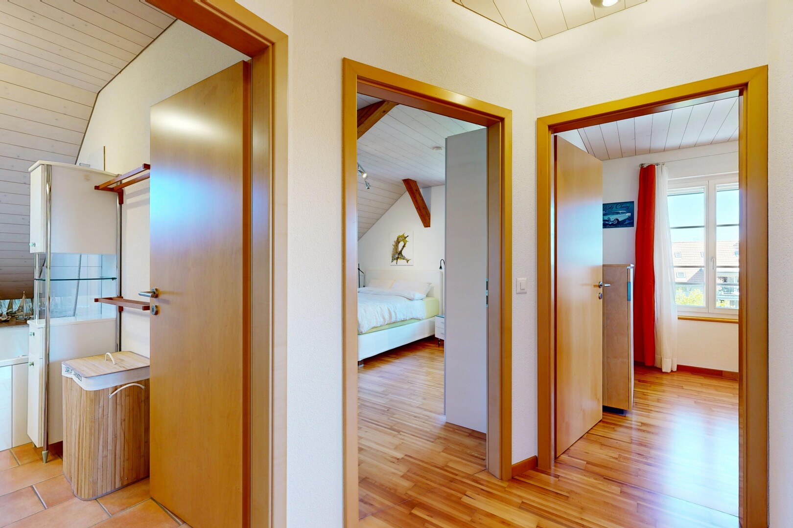 couloir avec inside property, wood ceiling, plafond en bois, drywall, et cloison sèche