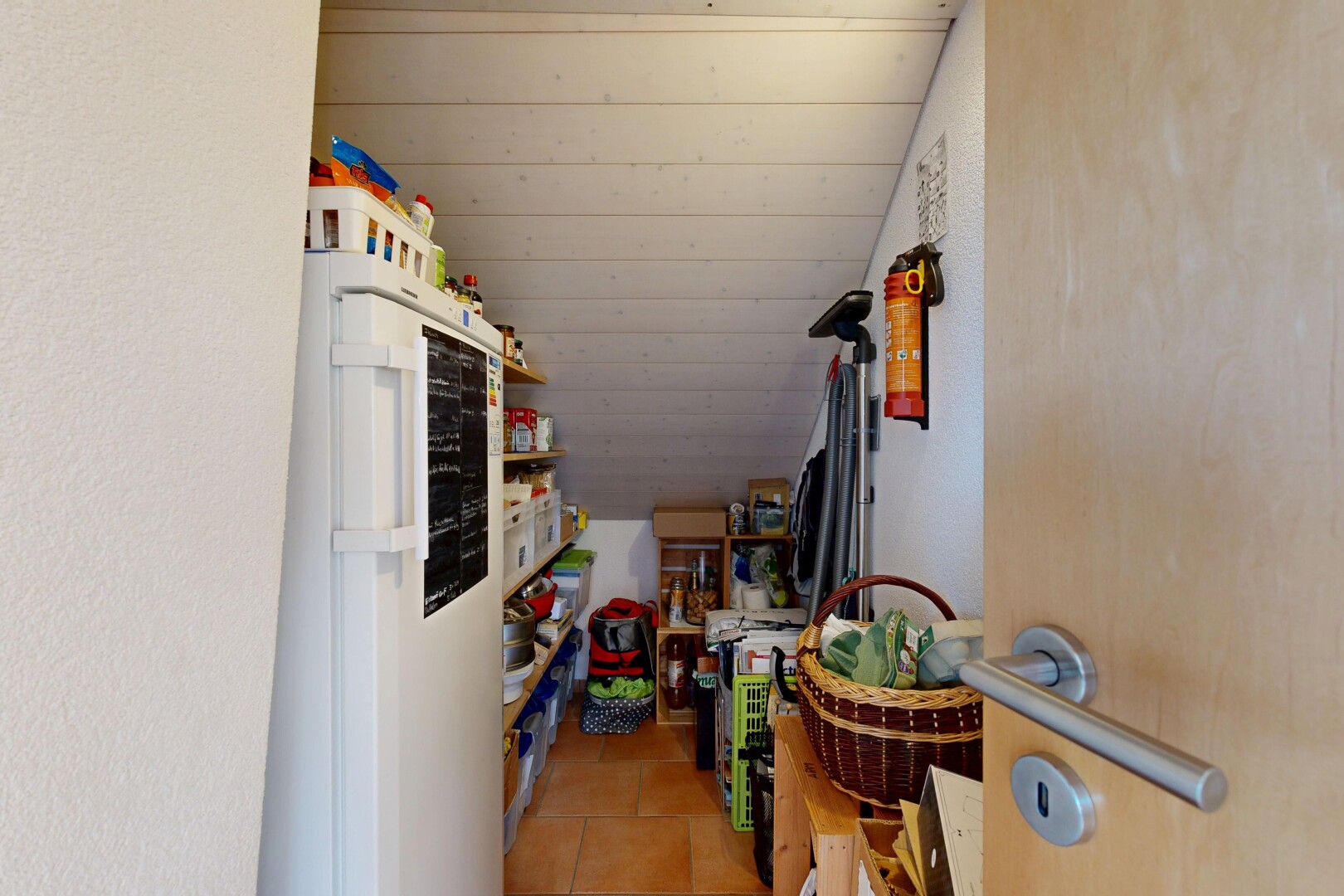 couloir avec light floor, tile floor, sol en carrelage, et inside property