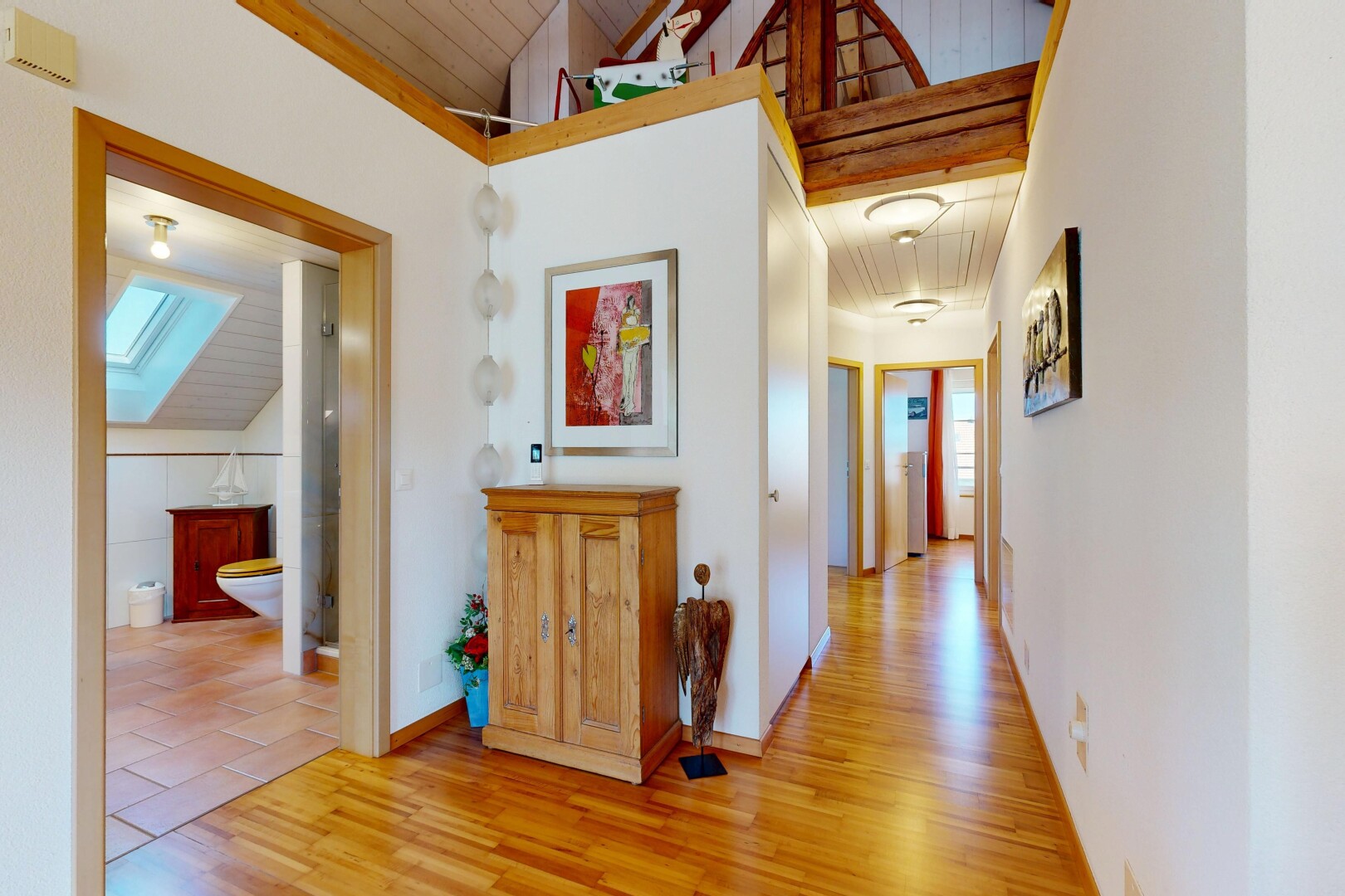 couloir avec vaulted ceiling, plafond voûté, inside property, drywall, et cloison sèche
