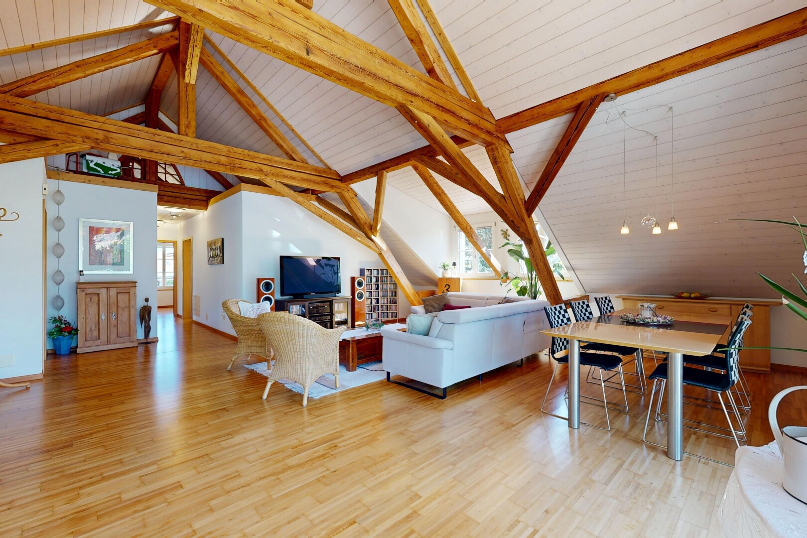 salon / salle à manger avec wood finish floor, sol en finition bois, inside property, cathedral ceiling, et plafond cathédrale