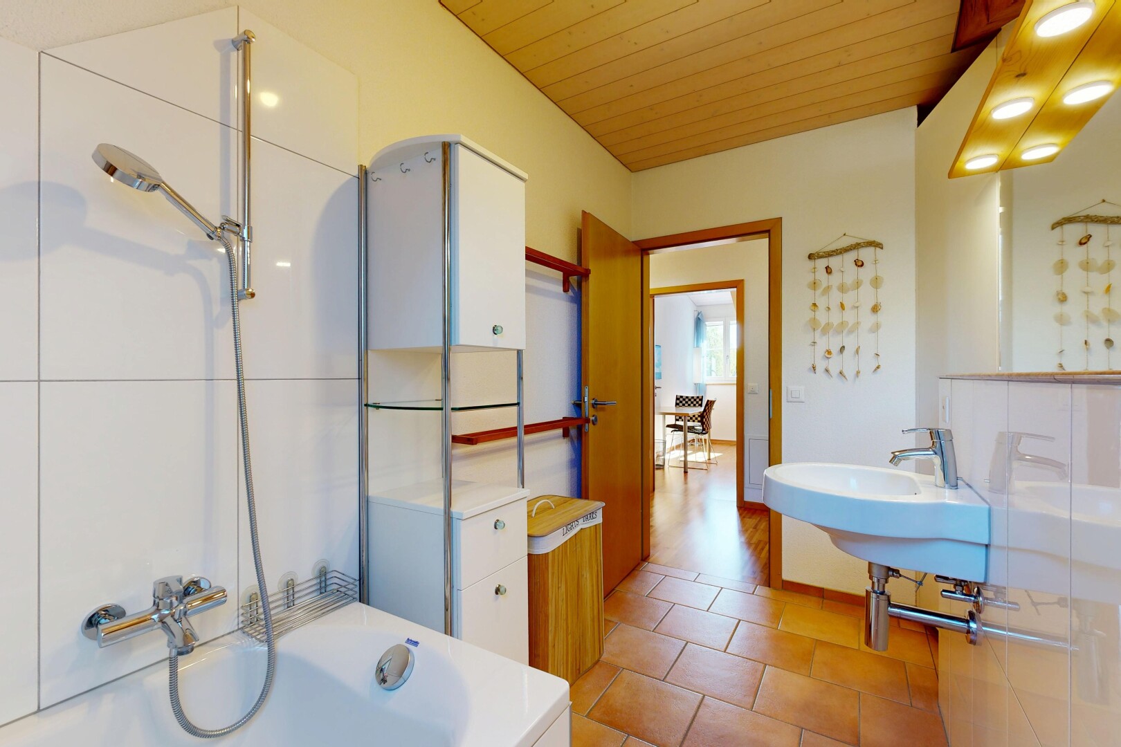 salle de bains avec wood ceiling, plafond en bois, miroir, douche-bain combinés, et salle de bain complète