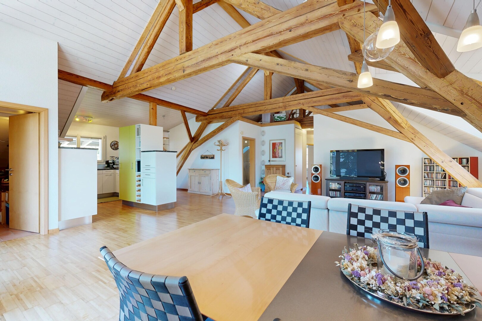salon / salle à manger avec inside property, beamed ceiling, plafond à poutres, télévision, et wood finish floor