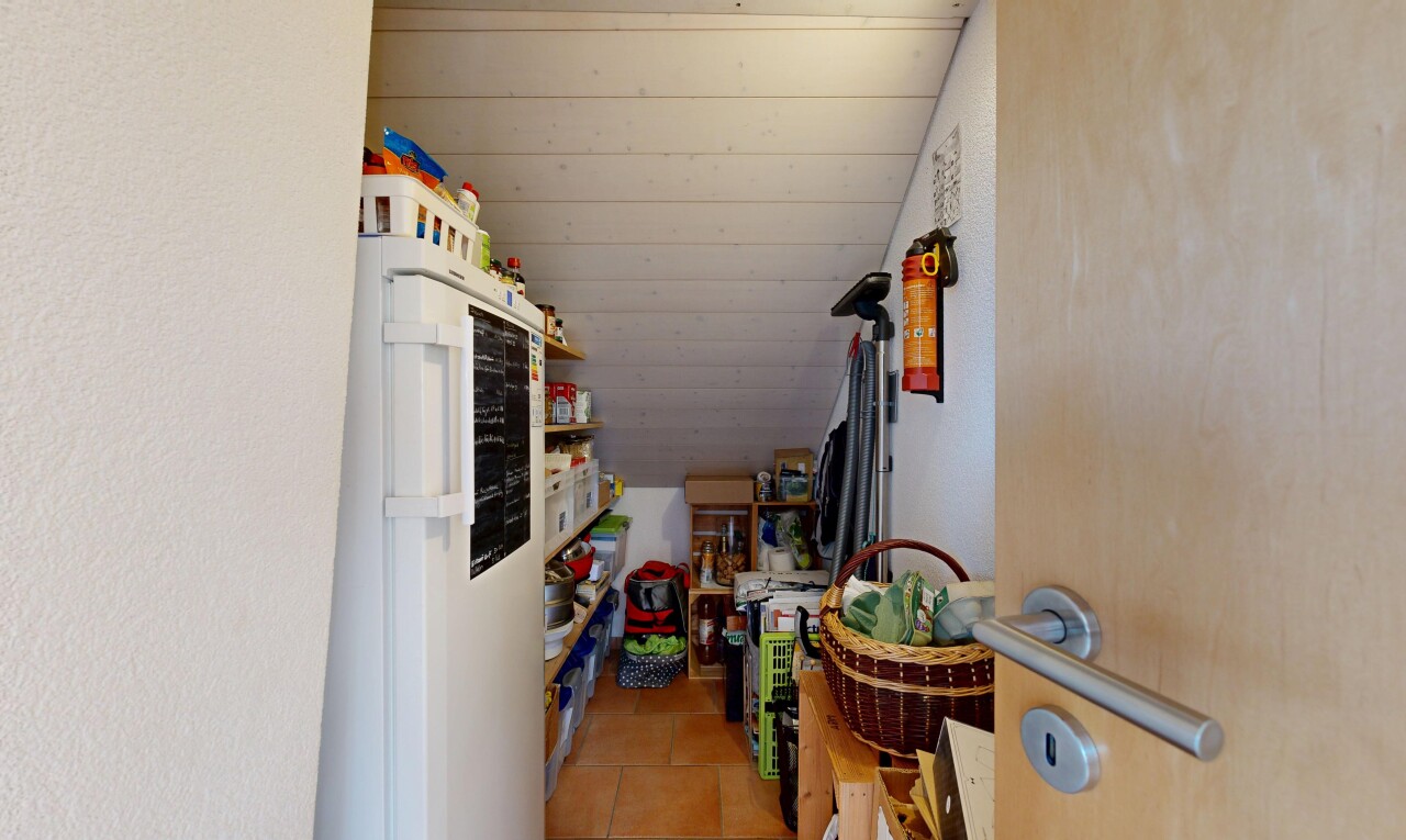 couloir avec light floor, tile floor, sol en carrelage, et inside property