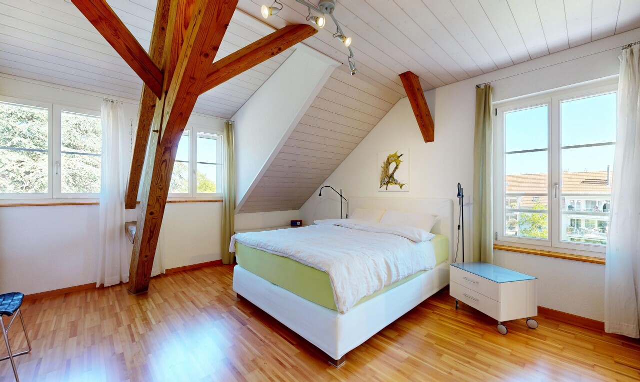 chambre avec inside property, wood ceiling, plafond en bois, day time, et wood finish floor