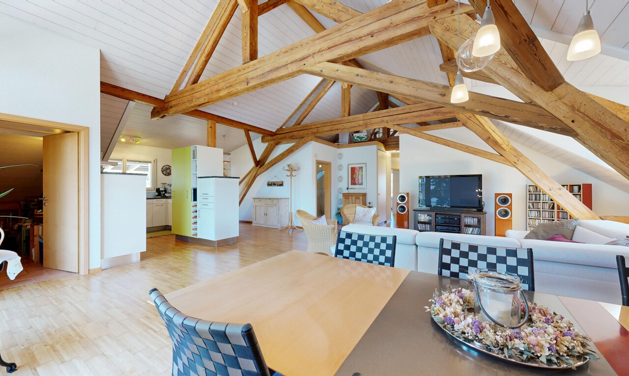 salon / salle à manger avec inside property, beamed ceiling, plafond à poutres, télévision, et wood finish floor