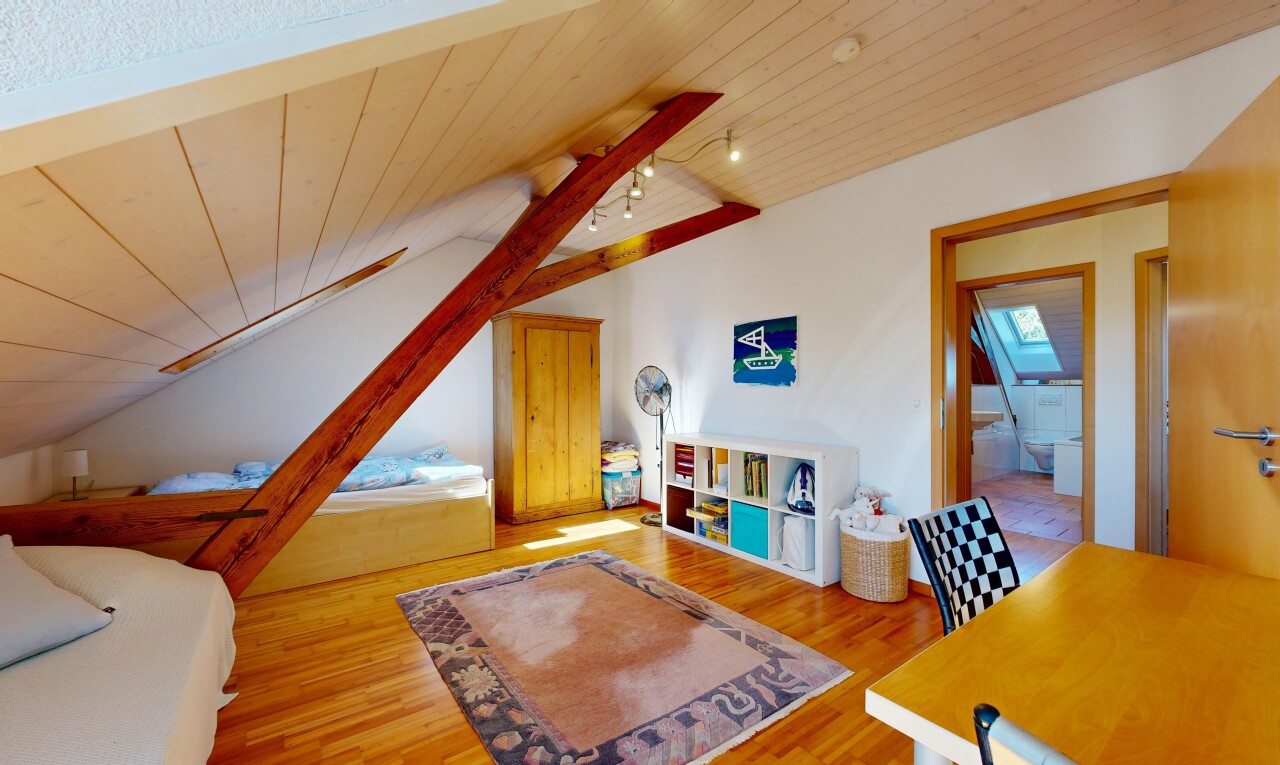 salon avec pièce supplémentaire, plafond en bois, wood ceiling, sol en finition bois, et wood finish floor