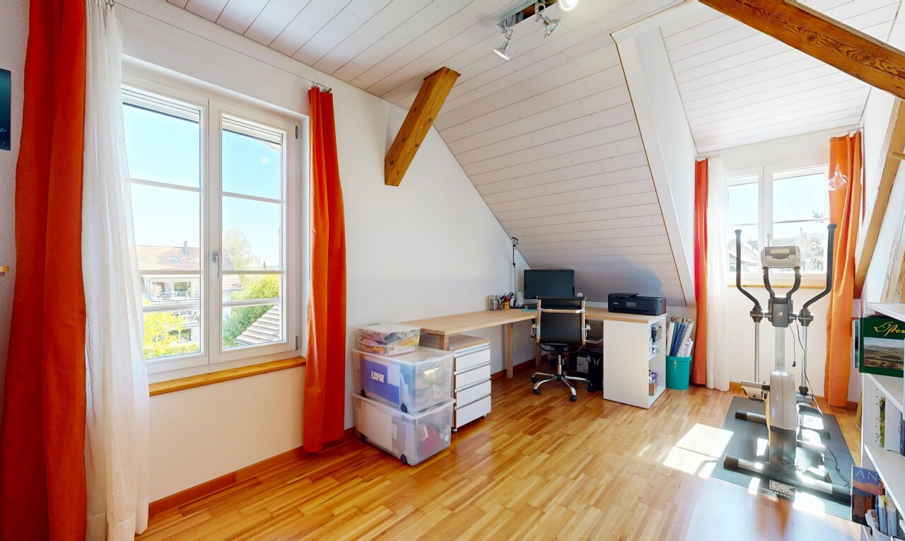 bureau avec pièce supplémentaire, light floor, wood finish floor, sol en finition bois, et inside property