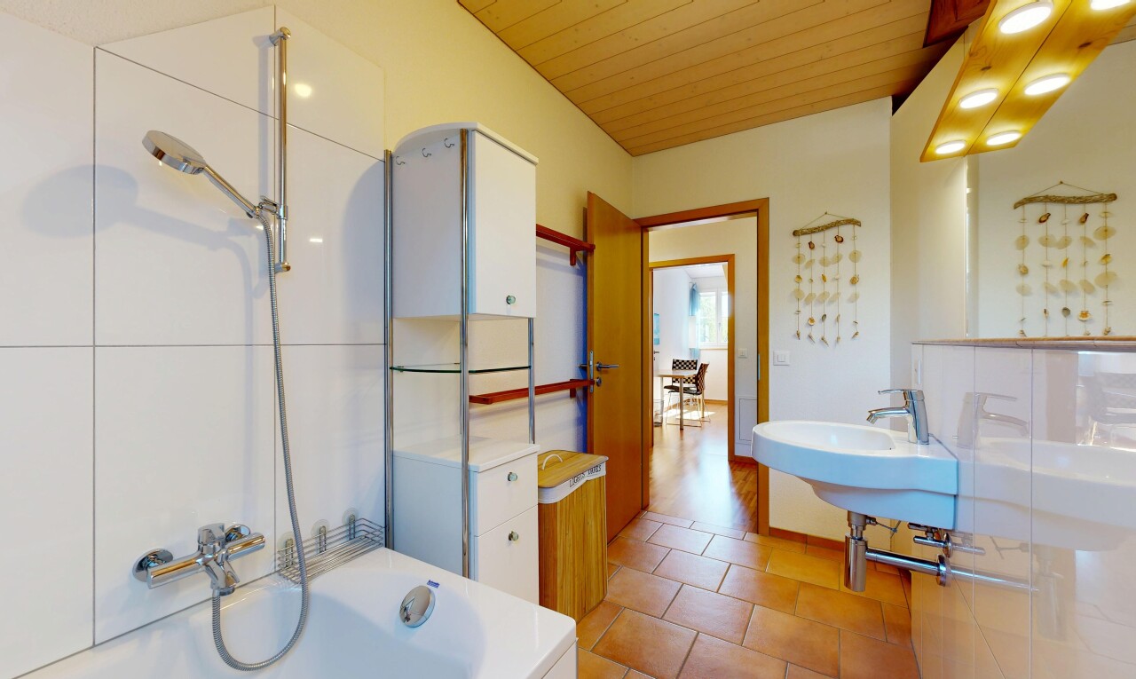 salle de bains avec wood ceiling, plafond en bois, miroir, douche-bain combinés, et salle de bain complète
