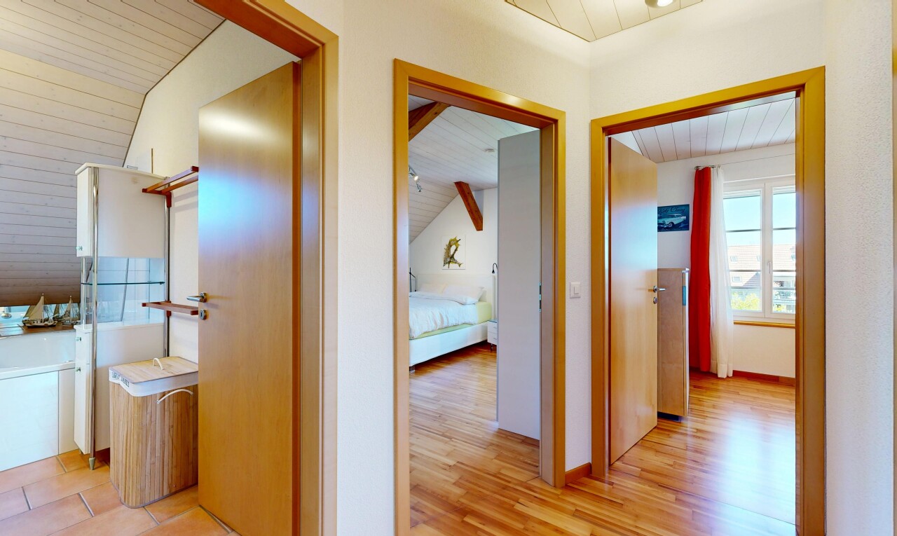 couloir avec inside property, wood ceiling, plafond en bois, drywall, et cloison sèche