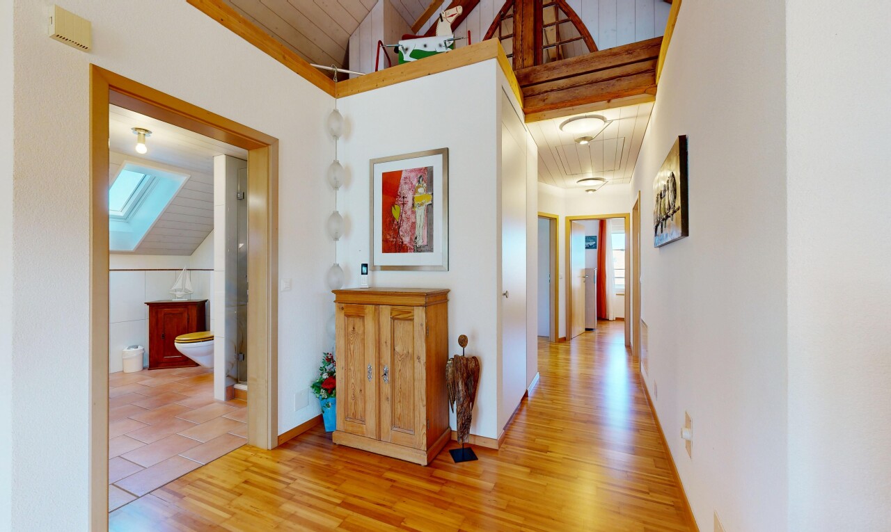 couloir avec vaulted ceiling, plafond voûté, inside property, drywall, et cloison sèche