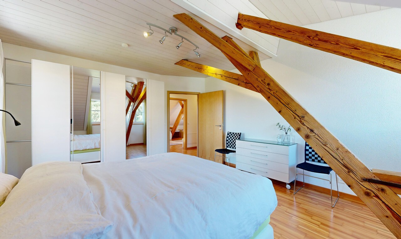 chambre avec wood finish floor, sol en finition bois, inside property, drywall, et cloison sèche
