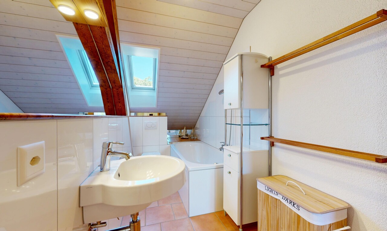 salle de bains avec miroir, salle de bain complète, évier, vaulted ceiling, et plafond voûté