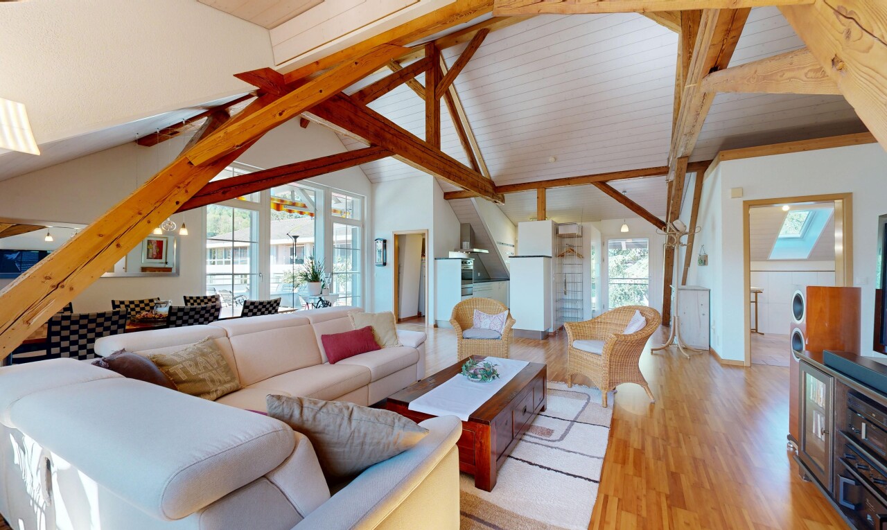 salon avec inside property, sol en finition bois, wood finish floor, plafond voûté, et vaulted ceiling
