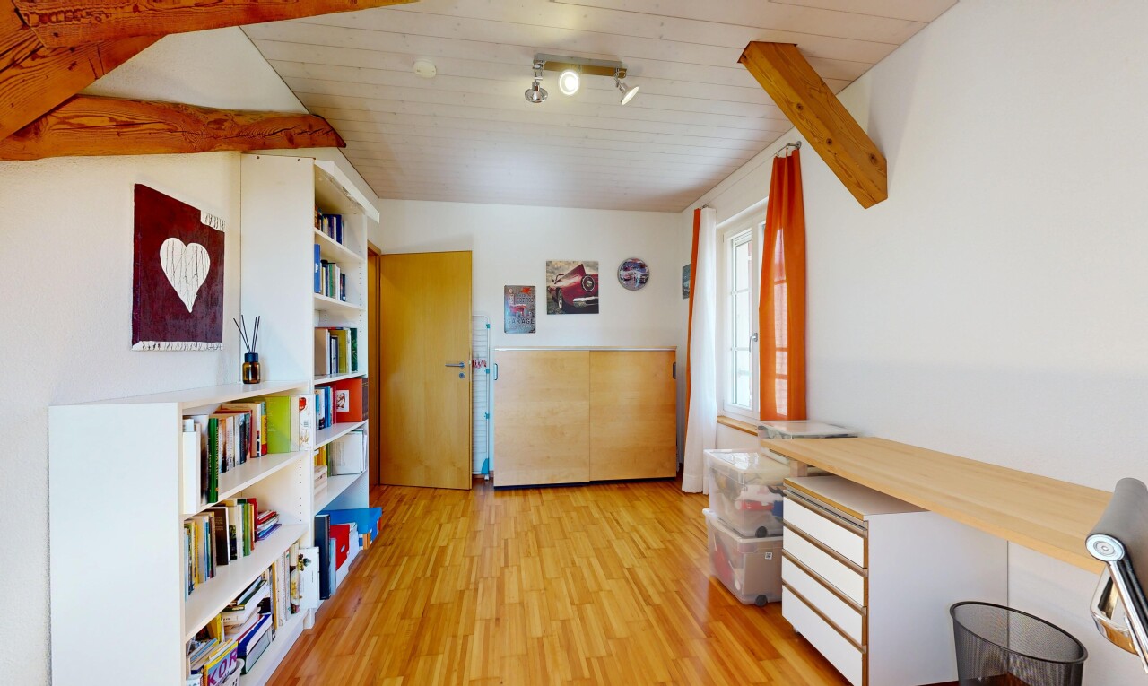couloir avec inside property, sol en finition bois, wood finish floor, cloison sèche, et drywall