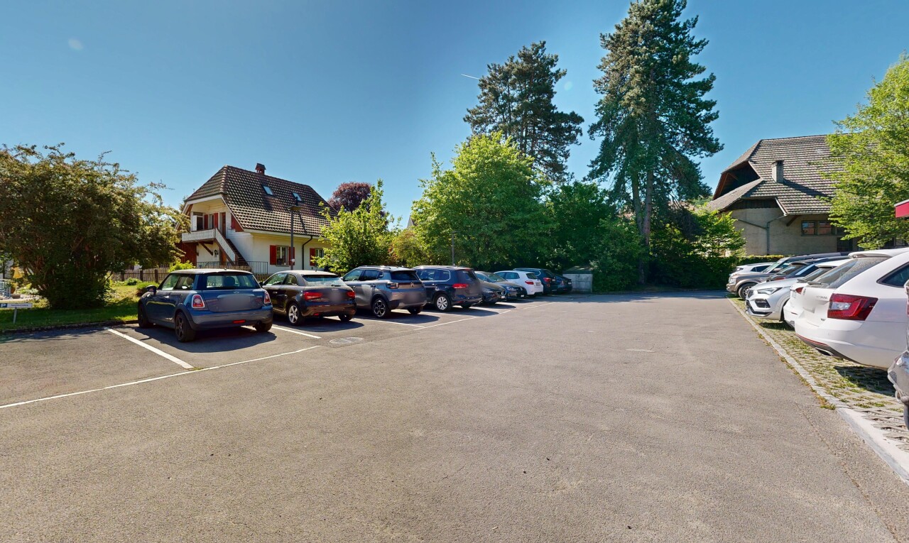 extérieur du bâtiment avec day time et parking