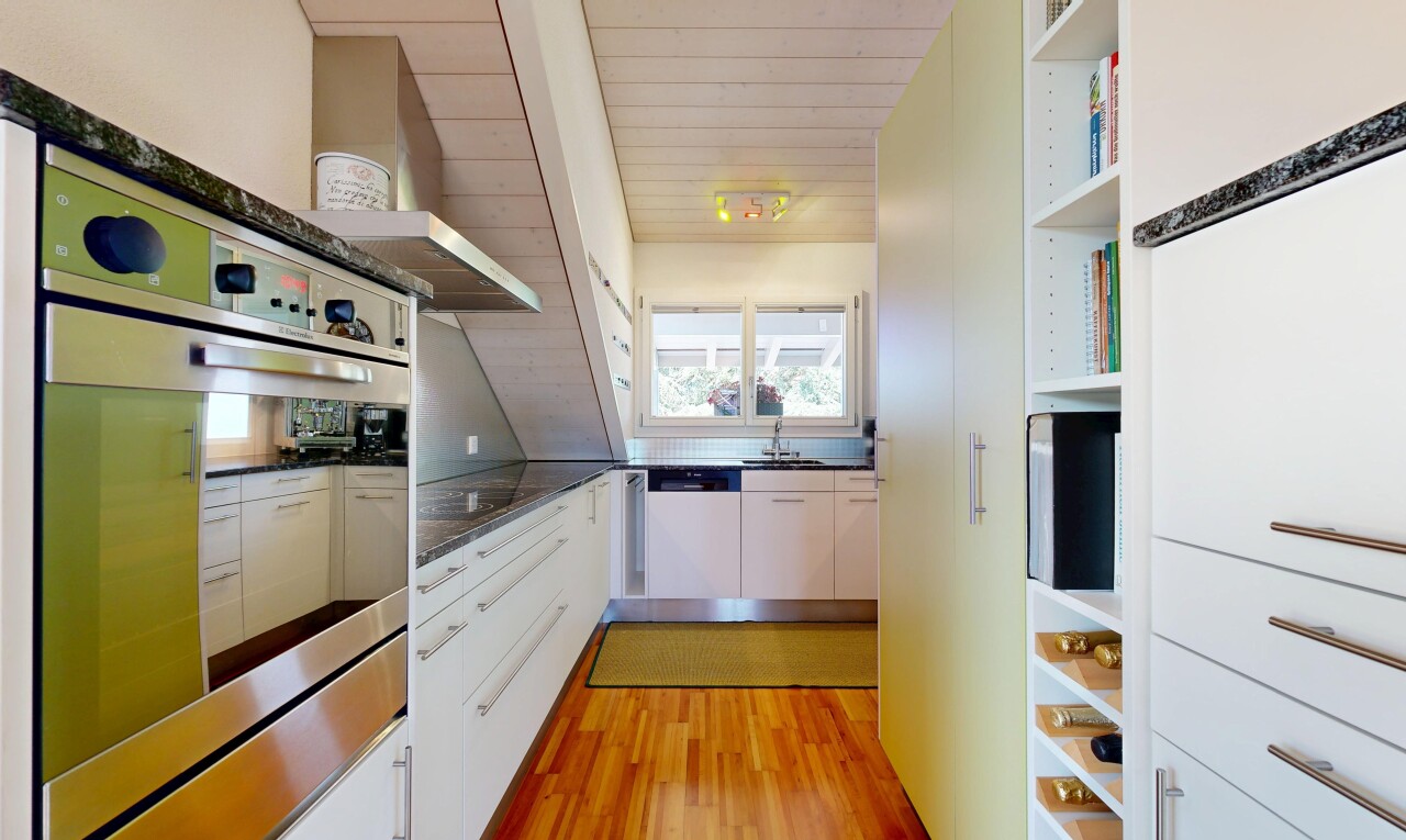 cuisine avec open shelves, étagères ouvertes, four, light floor, et hotte