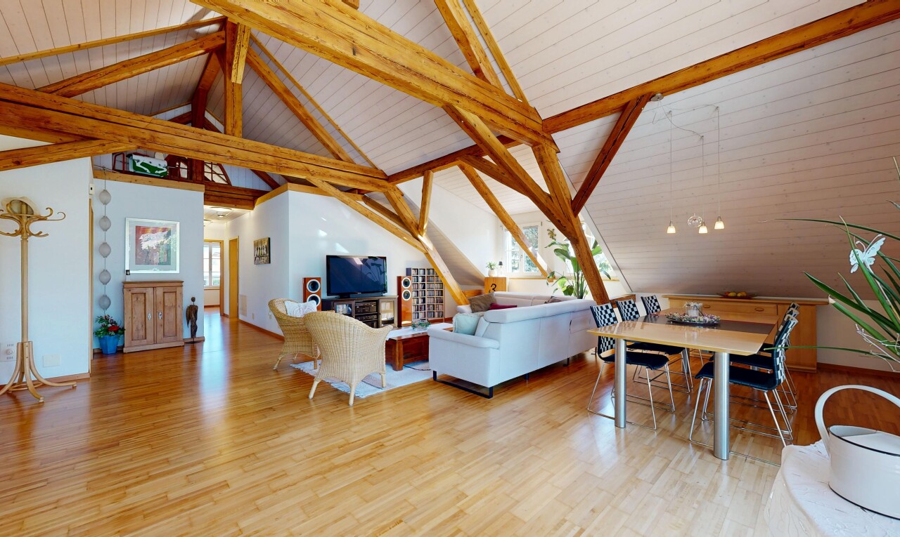 salon / salle à manger avec wood finish floor, sol en finition bois, inside property, cathedral ceiling, et plafond cathédrale