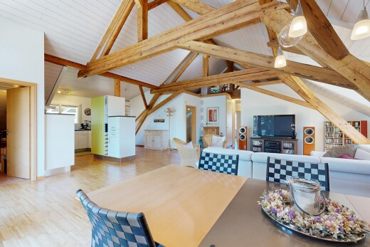 salon / salle à manger avec inside property, beamed ceiling, plafond à poutres, télévision, et wood finish floor