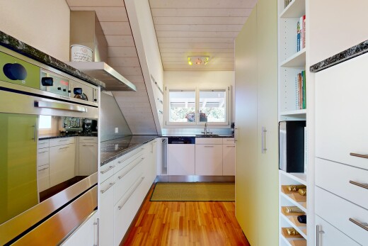 cuisine avec open shelves, étagères ouvertes, four, light floor, et hotte