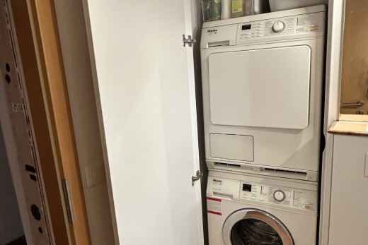 buanderie avec lave-linge et sèche-linge superposés, buanderie, et inside property