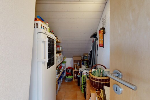couloir avec light floor, tile floor, sol en carrelage, et inside property