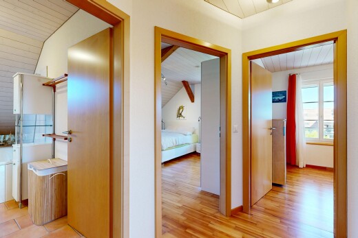 couloir avec inside property, wood ceiling, plafond en bois, drywall, et cloison sèche