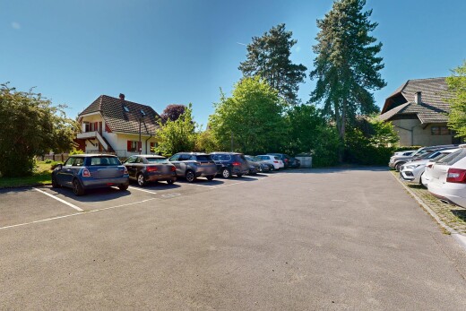 extérieur du bâtiment avec day time et parking