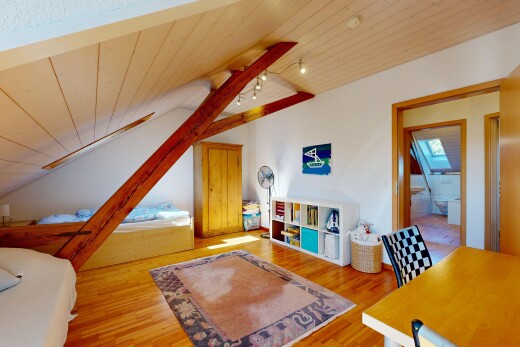 salon avec pièce supplémentaire, plafond en bois, wood ceiling, sol en finition bois, et wood finish floor