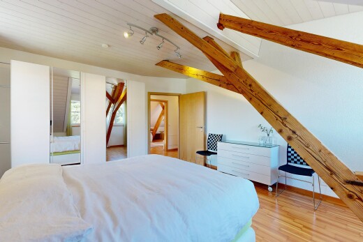 chambre avec wood finish floor, sol en finition bois, inside property, drywall, et cloison sèche