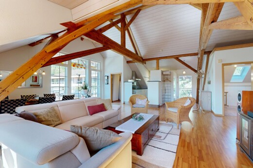 salon avec inside property, sol en finition bois, wood finish floor, plafond voûté, et vaulted ceiling