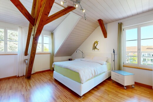 chambre avec inside property, wood ceiling, plafond en bois, day time, et wood finish floor