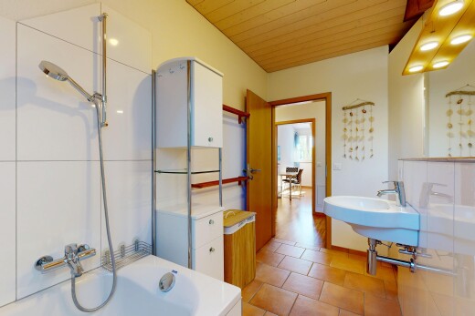 salle de bains avec wood ceiling, plafond en bois, miroir, douche-bain combinés, et salle de bain complète