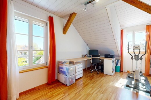 bureau avec pièce supplémentaire, light floor, wood finish floor, sol en finition bois, et inside property