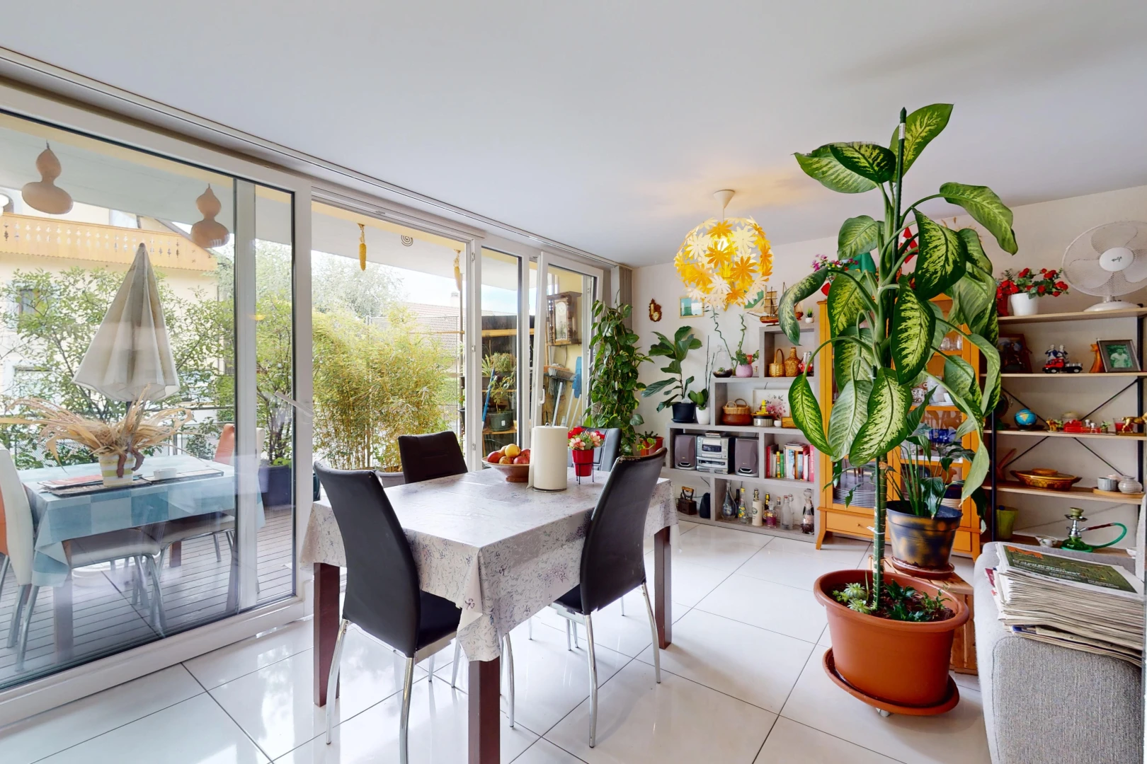 salle à manger avec carrelage et lumière naturelle