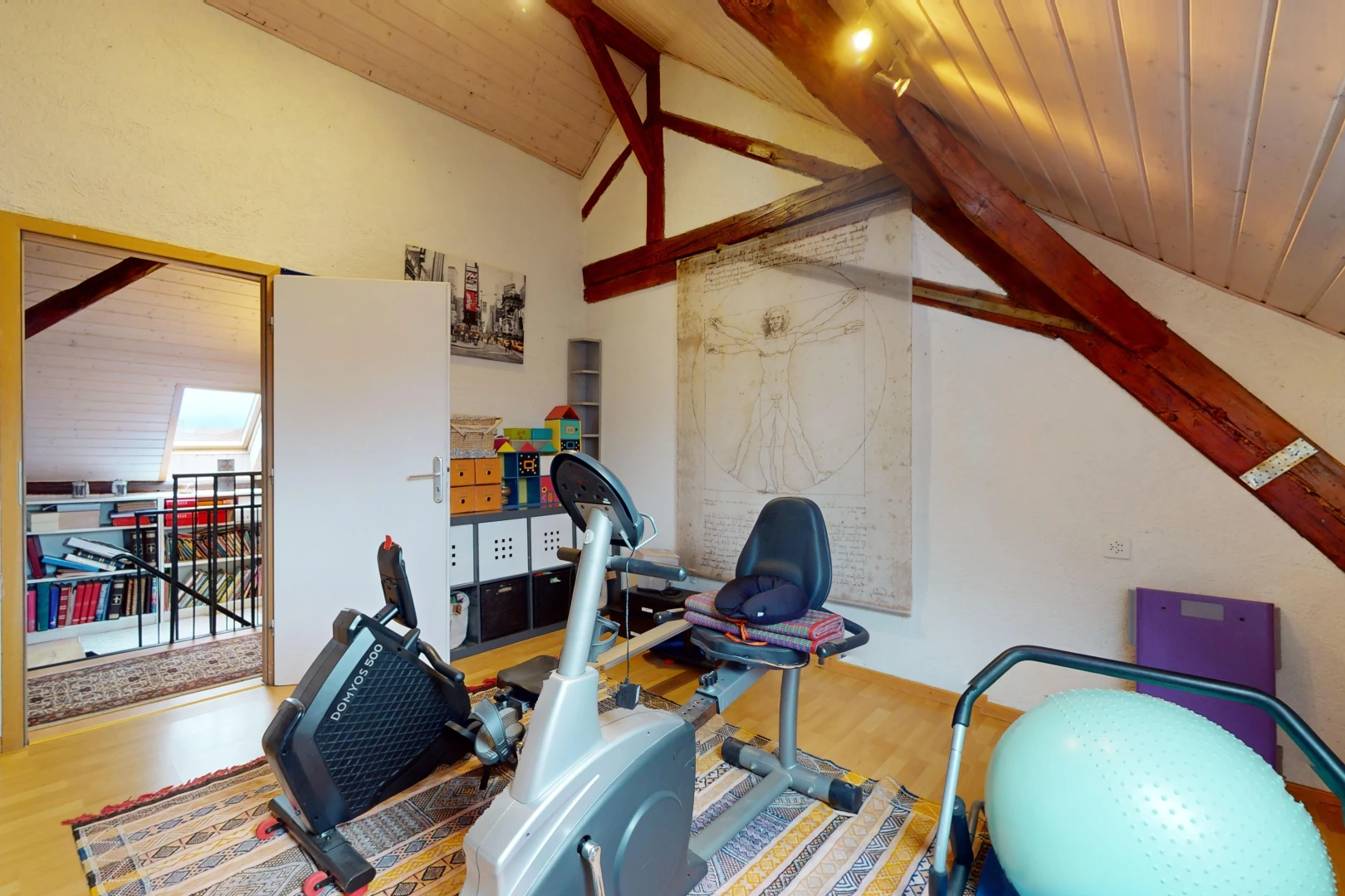 bureau avec plancher de bois, plafond voûté, et plafond de bois
