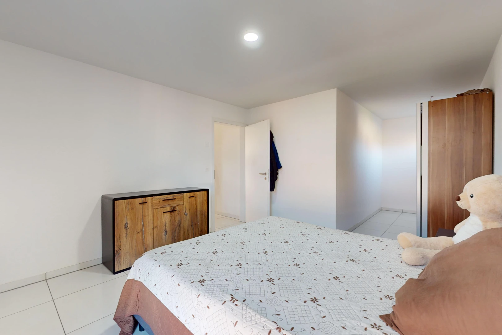 chambre avec carrelage