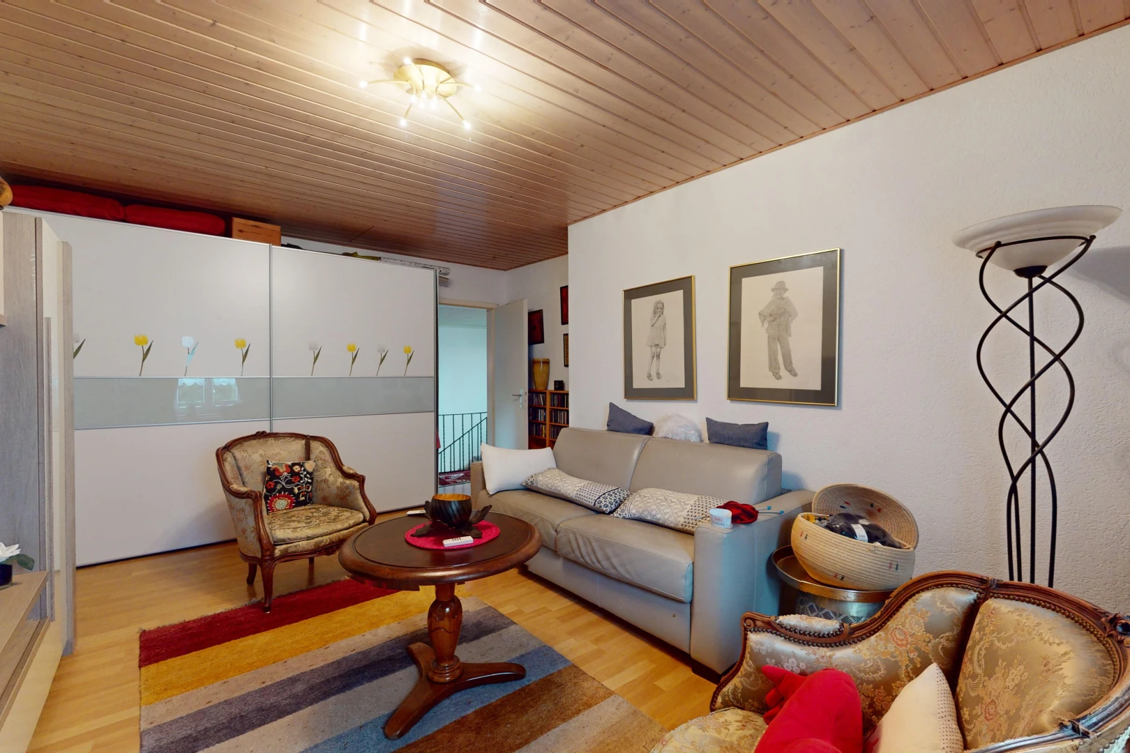 salon avec plancher de bois et plafond de bois