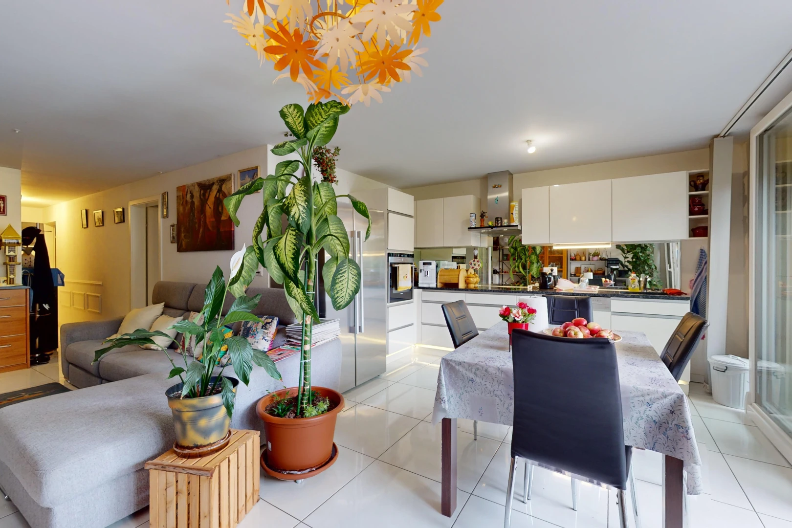 salon / salle à manger avec carrelage