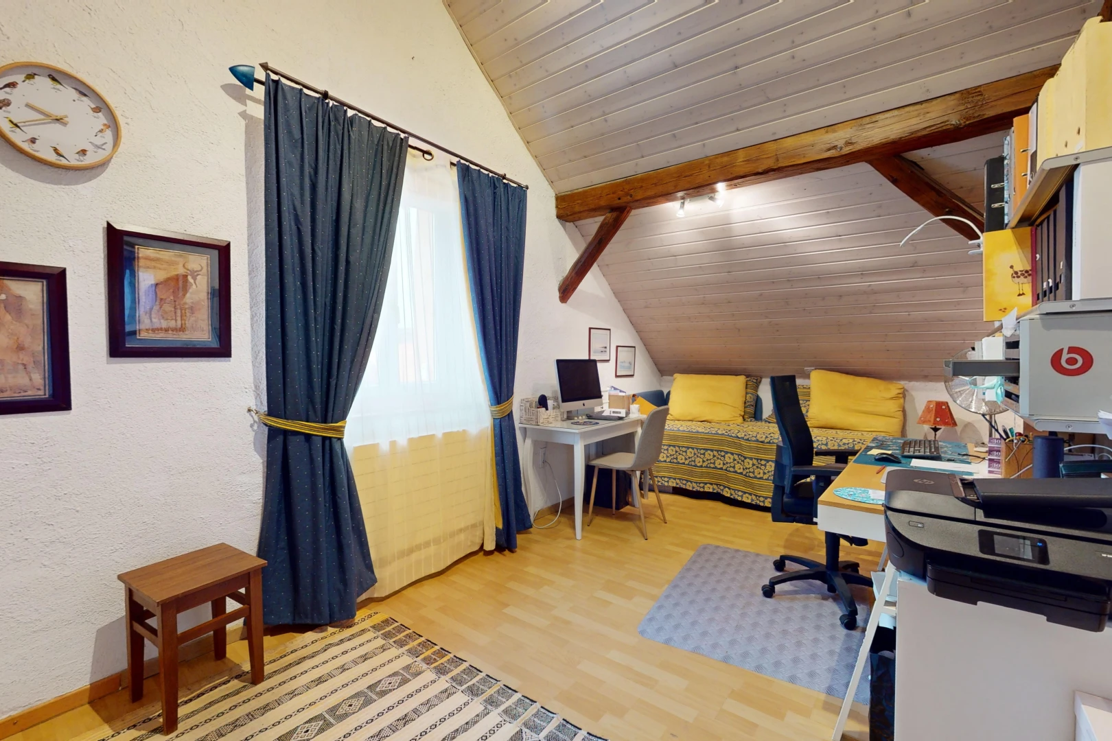 chambre avec télévision, lumière naturelle, plafond voûté, et plafond de bois