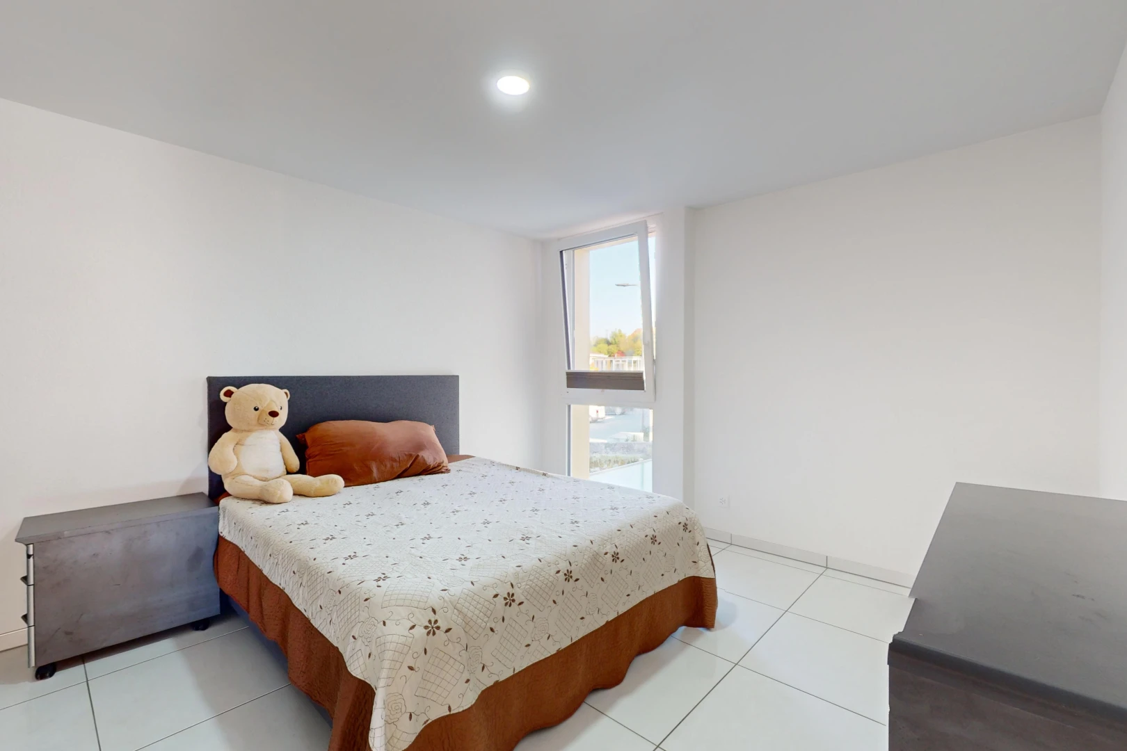 chambre avec carrelage et lumière naturelle