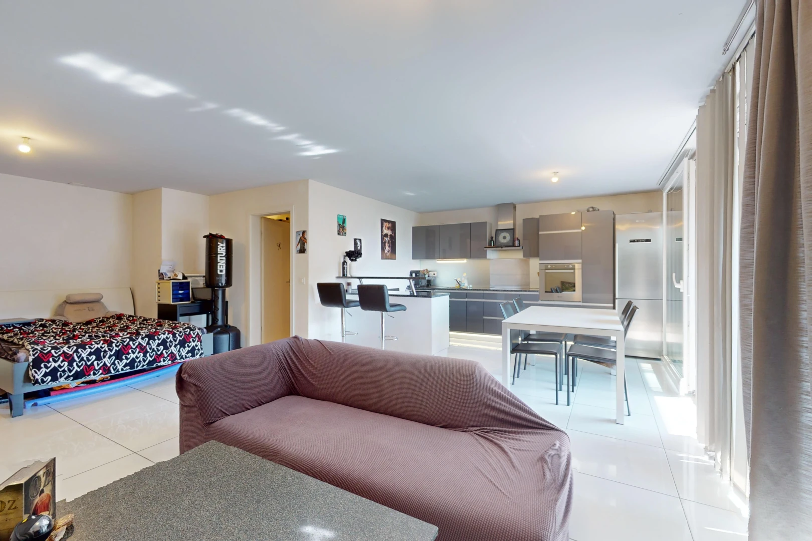 salon / salle à manger avec carrelage