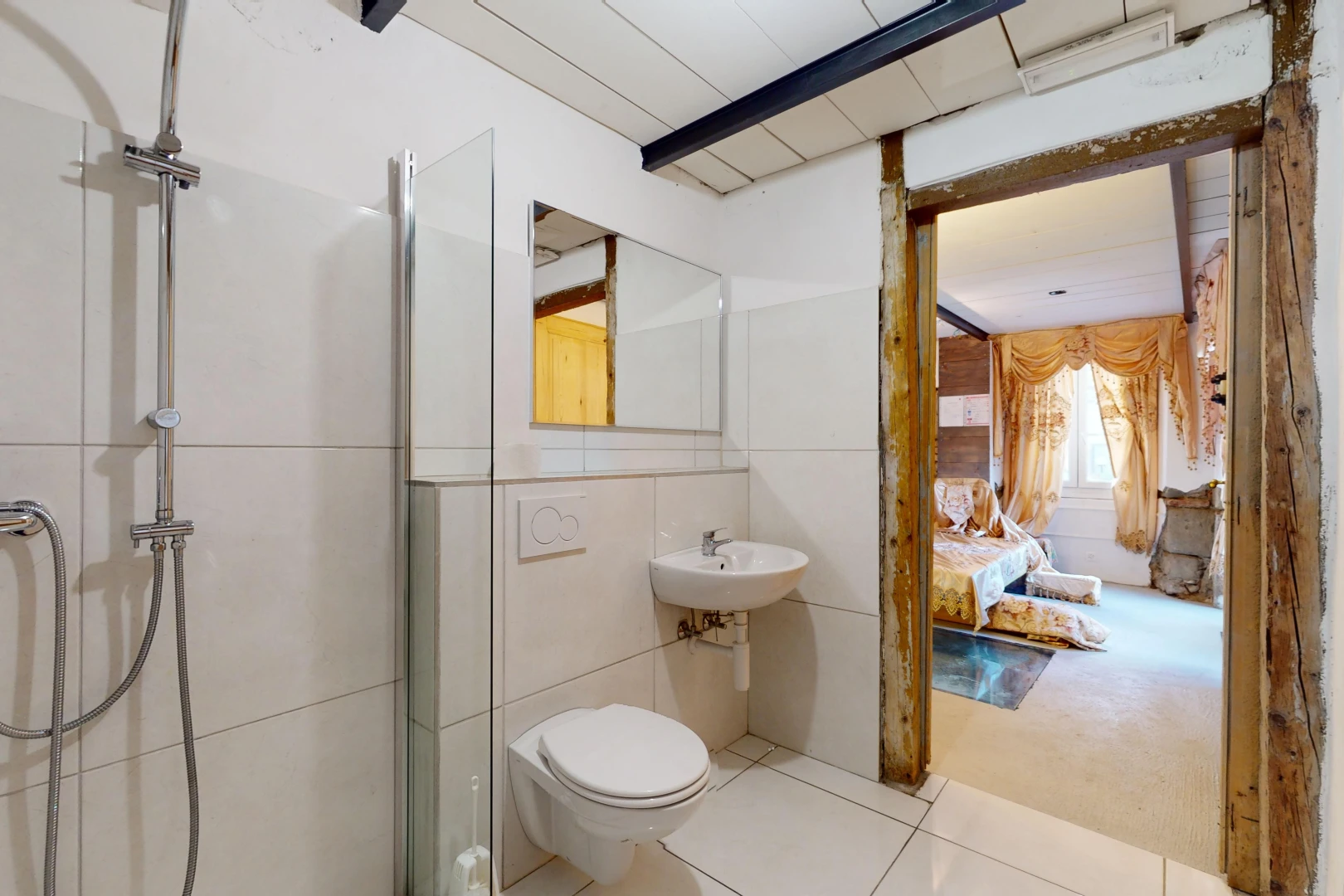 salle de bains avec toilettes, lumière naturelle, carrelage, et douche