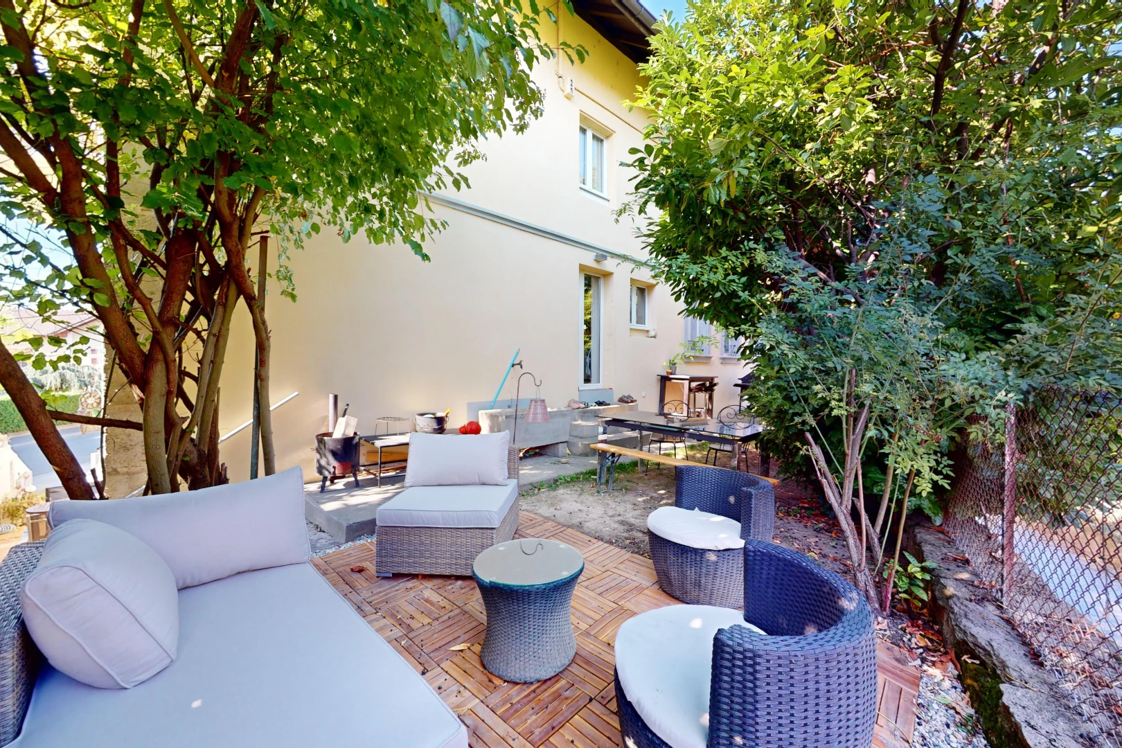 terrasse avec clôture, patio, et espace de vie extérieur